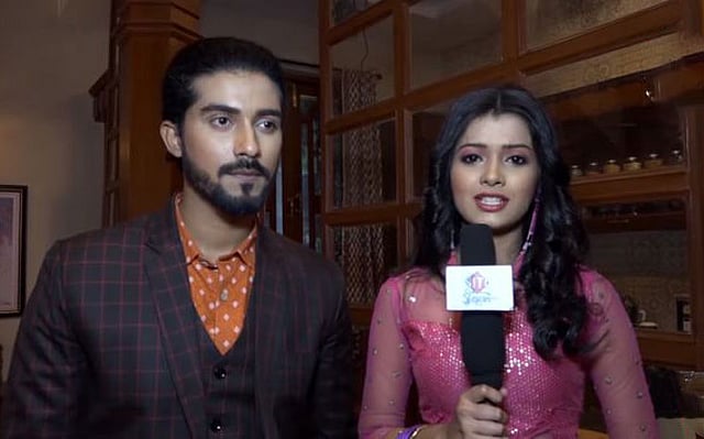 ‘বিজয়িনী’ সিরিয়ালের প্রচারণা উপলক্ষে আয়োজিত অনুষ্ঠানে ইমতিয়াজ হক ও লেখা চ্যাটার্জি। ছবি: ইউটিউব থেকে নেওয়া