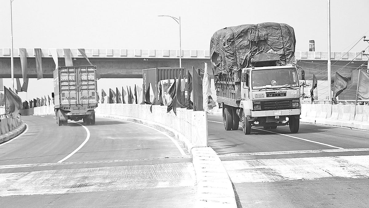 উদ্বোধনের পর নারায়ণগঞ্জের রূপগঞ্জের ভুলতা উড়ালসড়ক। গতকাল দুপুরে তোলা ছবি।  দিনার মাহমুদ