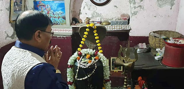 নির্বাচনী প্রচারের আগে শিবমন্দিরে পুজো দিচ্ছেন প্রসূণ বন্দ্যোপাধ্যায়। ছবি: ভাস্কর মুখার্জি