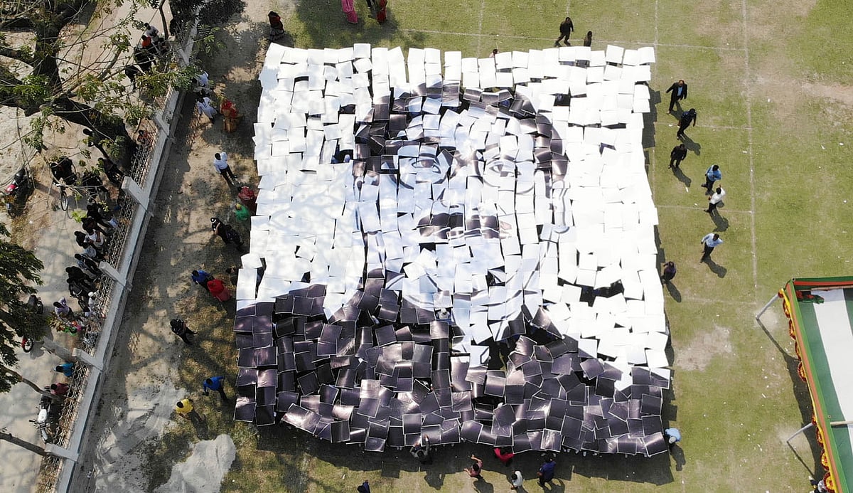 শততম জন্মদিনে বঙ্গবন্ধুর প্রতিকৃতি উপস্থাপন করে শিক্ষার্থীরা। কুড়িগ্রাম, ১৭ মার্চ। ছবি: সংগৃহীত