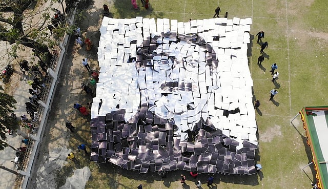 শততম জন্মদিনে বঙ্গবন্ধুর প্রতিকৃতি উপস্থাপন করে শিক্ষার্থীরা। কুড়িগ্রাম, ১৭ মার্চ। ছবি: সংগৃহীত