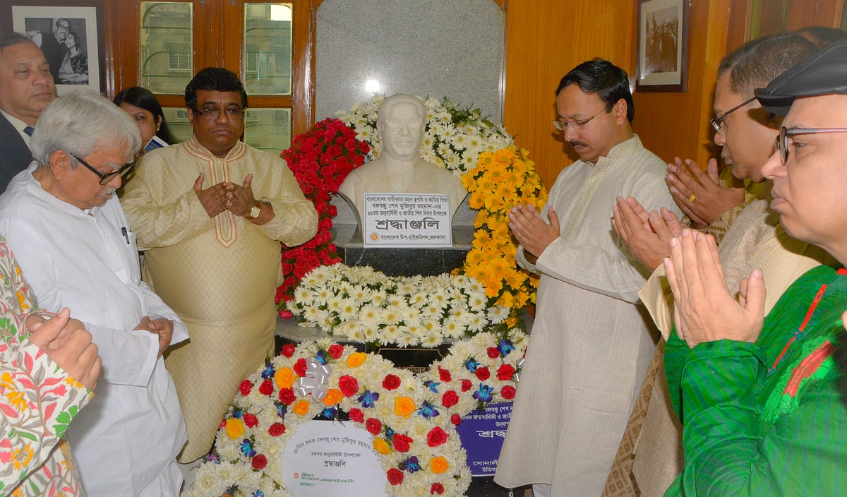 বঙ্গবন্ধুর আবক্ষ মূর্তিতে ফুল দিয়ে শ্রদ্ধা জ্ঞাপন শেষে বিশেষ মোনাজাত। ছবি: ভাস্কর মুখার্জী