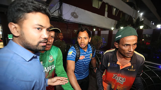 বিমানবন্দরে মুশফিকুর রহিম। ছবি: প্রথম আলো