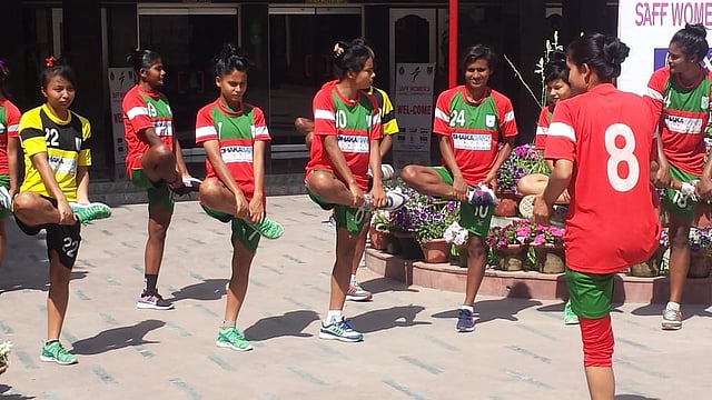 হালকা স্ট্রেচিং করেছেন সাবিনা, মারিয়া মান্দারা। ছবি: প্রথম আলো