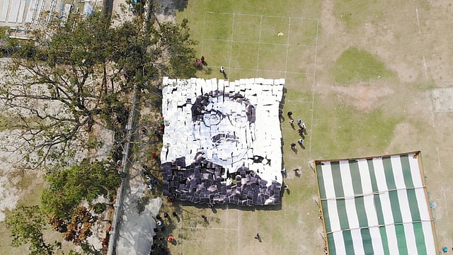 বোর্ড ব্যবহার করে বঙ্গবন্ধুর প্রতিকৃতি তুলে ধরে শিক্ষার্থীরা। কুড়িগ্রাম, ১৭ মার্চ। ছবি: সংগৃহীত