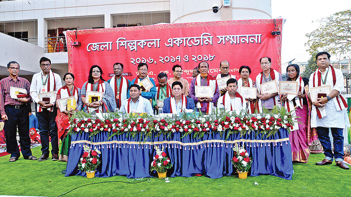 জেলা শিল্পকলা একাডেমির সম্মাননা পাওয়া ব্যক্তিদের সঙ্গে অতিথিরা। গতকাল সিলেট জেলা শিল্পকলা একাডেমি প্রাঙ্গণে।  ছবি: প্রথম আলো