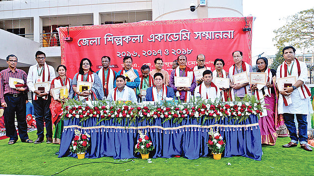 জেলা শিল্পকলা একাডেমির সম্মাননা পাওয়া ব্যক্তিদের সঙ্গে অতিথিরা। গতকাল সিলেট জেলা শিল্পকলা একাডেমি প্রাঙ্গণে।  ছবি: প্রথম আলো