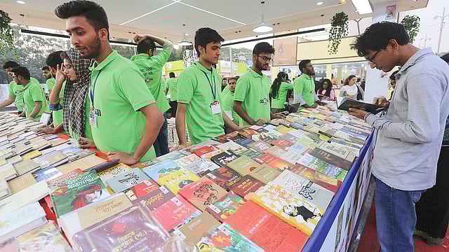 পড়ালেখার পাশাপাশি বিক্রয়কর্মী হিসেবে কাজ করেন অনেক শিক্ষার্থী। ছবি: হাসান রাজা
