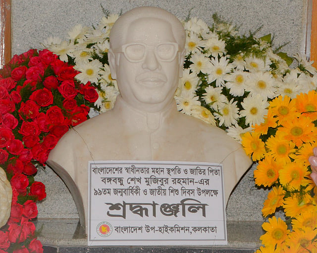 স্মৃতিকক্ষের সামনে বঙ্গবন্ধুর আবক্ষ মূর্তি। ছবি: ভাস্কর মুখার্জী
