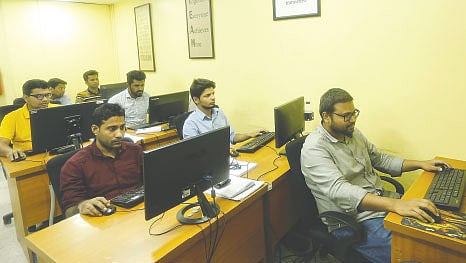 কর্মীদের হাতে তৈরি হচ্ছে খুচরা বিক্রেতা প্রতিষ্ঠানের সফটওয়্যার। ছবি: স্মার্ট সময়