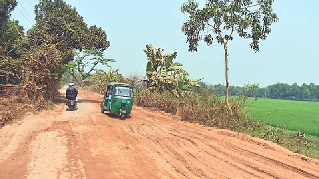 পাঁচ কিলোমিটার দৈর্ঘ্যের ব্রা‏হ্মণবাড়িয়ার কসবা-সৈয়দাবাদ সড়কটি সংস্কারের দুই বছরের মধ্যে বেহাল হয়ে পড়েছে। বিভিন্ন স্থানে সৃষ্টি হয়েছে বড় গর্তের। গতকাল দুপুরে হাজীপুর এলাকায়।  ছবি: প্রথম আলো