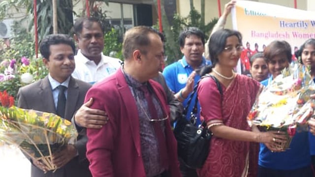 বাংলাদেশের রাষ্ট্রদূত মাশফি বিনতে শামস এসেছিলেন সাবিনাদের অনুপ্রেরণা জোগাতে। ছবি: প্রথম আলো