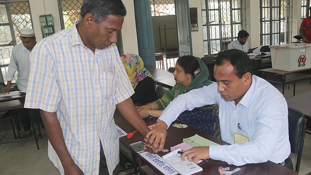 দ্বিতীয় ধাপে উপজেলা পরিষদ নির্বাচনের ভোট গ্রহন শুরু হয়েছে। বগুড়া শহরের পিটিআই একাডেমিক ভবন কেন্দ্রে সকালে ভোটার ছিল কম। ছবিঃ সোয়েল রানা