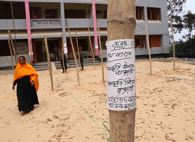 রাঙামাটির তবলছড়ির স্বর্ণটিলা কেন্দ্রে ভোট দেওয়ার পর এক নারী বেরিয়ে যাচ্ছেন। ছবি: সুপ্রিয় চাকমা