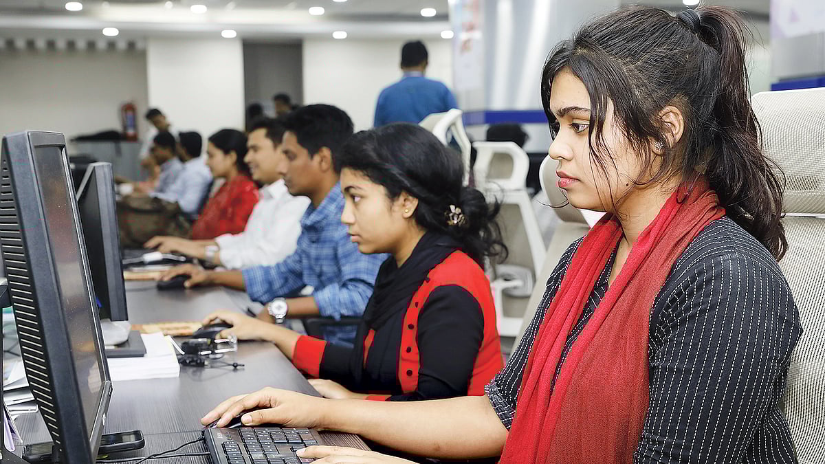 নতুন ধারার প্রযুক্তি নিয়ে কাজ করছে নতুন প্রজন্ম। ছবি: খালেদ সরকার