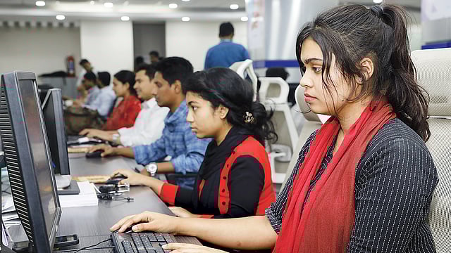 নতুন ধারার প্রযুক্তি নিয়ে কাজ করছে নতুন প্রজন্ম। ছবি: খালেদ সরকার