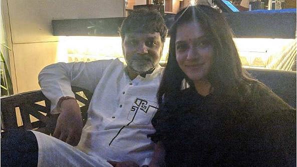 কলকাতায় সৃজিত মুখার্জি ও মিথিলা। ছবি: টাইমস অব ইন্ডিয়া