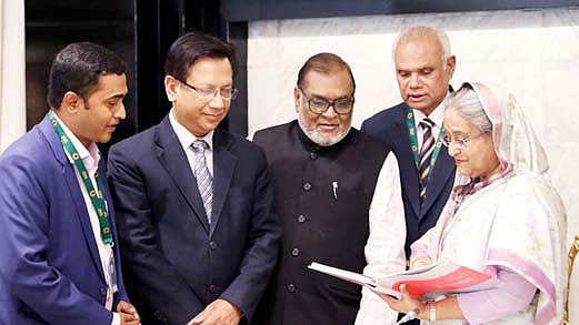 প্রধানমন্ত্রী শেখ হাসিনা ‘বাংলা ভাষার বঙ্গবন্ধু’ শিরোনামের গ্রন্থের মোড়ক উন্মোচন করেন। প্রধানমন্ত্রীর কার্যালয়, ঢাকা, ১৮ মার্চ। ছবি: বাসস