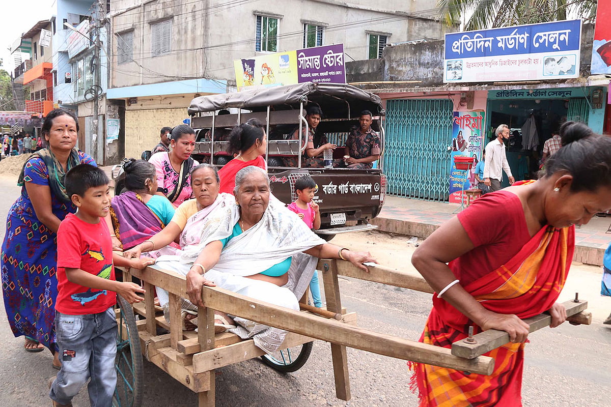 রাঙামাটির কাঁঠালতলী এলাকায় ভোট দেওয়ার জন্য বয়স্কদের ঠেলাগাড়িতে তুলে কেন্দ্রে নিয়ে যাওয়া হচ্ছে। ছবি: সুপ্রিয় চাকমা