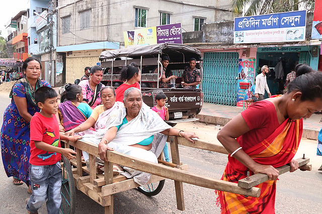 রাঙামাটির কাঁঠালতলী এলাকায় ভোট দেওয়ার জন্য বয়স্কদের ঠেলাগাড়িতে তুলে কেন্দ্রে নিয়ে যাওয়া হচ্ছে। ছবি: সুপ্রিয় চাকমা