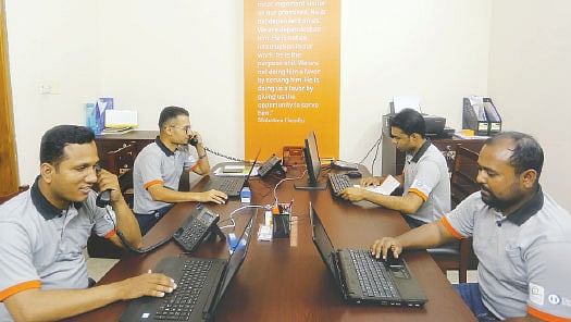 গাড়ির সমস্যা হলে তার সমাধান বাতলে দেন ভ্রুমের কর্মীরা। ছবি: স্মার্ট সময়