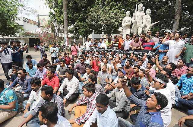 ডাকসুর পুনর্নির্বাচনের দাবিতে অপরাজেয় বাংলার পাদদেশে সমাবেশ করে ঢাকা বিশ্ববিদ্যালয় শাখা ছাত্রদল। ঢাকা, ১৯ মার্চ। ছবি: দীপু মালাকার