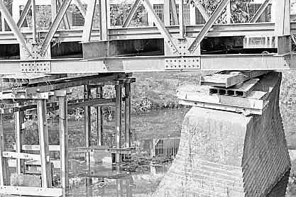 ঢাকা-আগরতলা আন্তর্জাতিক সড়কের আখাউড়া উপজেলার আবদুল্লাপুর গাজীরবাজার এলাকায় জাজি নদীর ওপর ঝুঁকিপূর্ণ বেইলি সেতু। ছবি: প্রথম আলো