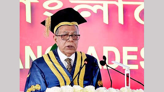 বুয়েটের ১১ তম সমাবর্তনে প্রধান অতিথির বক্তব্য রাখছেন রাষ্ট্রপতি ও বিশ্ববিদ্যালয়ের আচার্য আবদুল হামিদ। বুয়েট, ১৯ মার্চ। ছবি: বাসস