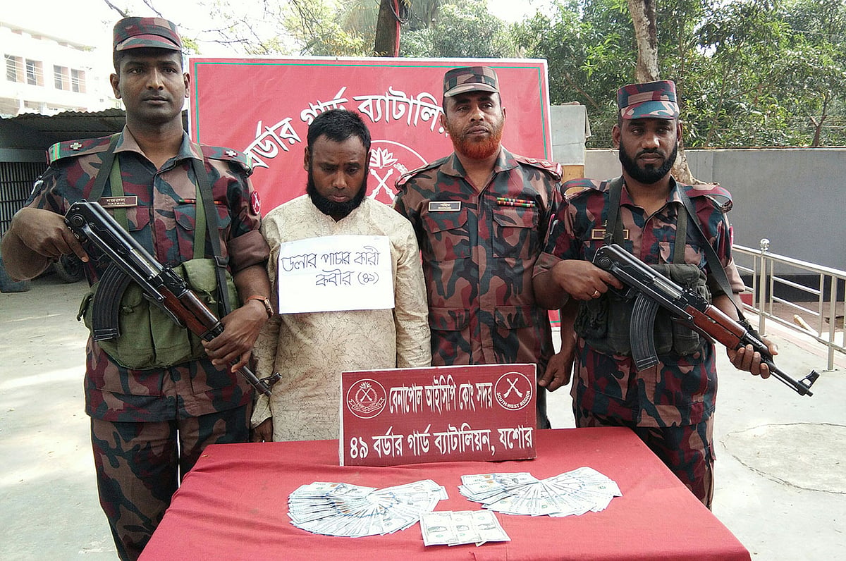 যশোরের বেনাপোল স্থলবন্দর থেকে ১০ হাজার আমেরিকান ডলারসহ এই ব্যক্তিকে আটক করা হয়েছে। বেনাপোল, মঙ্গলবার, ১৯ মার্চ। ছবি: সংগৃহীত
