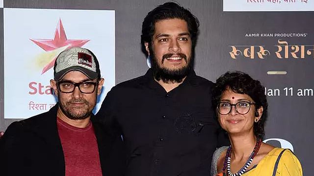 আমির খান আর কিরণ রাওয়ের সঙ্গে জুনেইদ খান (মাঝে)