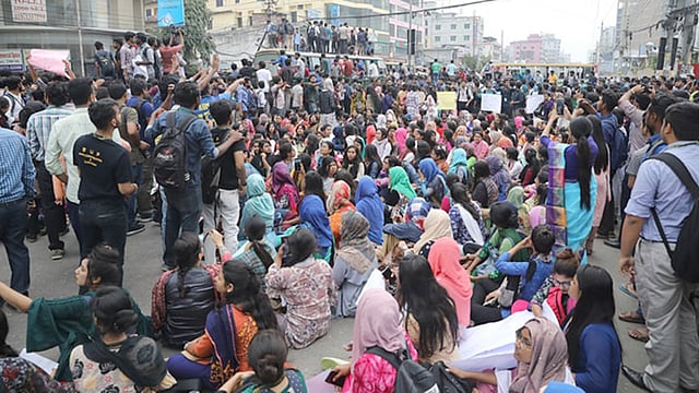 সড়কে শিক্ষার্থীদের অবস্থান। ছবি: আবদুস সালাম