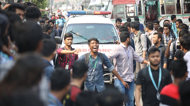 শিক্ষার্থীরা সড়ক অবরোধ করলেও অ্যাম্বুলেন্সগুলো যেতে পথ করে দিয়েছেন।