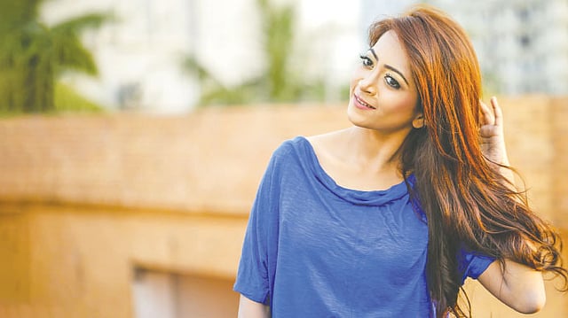 আগের রঙের সঙ্গে মিলিয়ে নতুন রং করা যায় চুলে। মডেল: অন্তরা, ছবি: নকশা