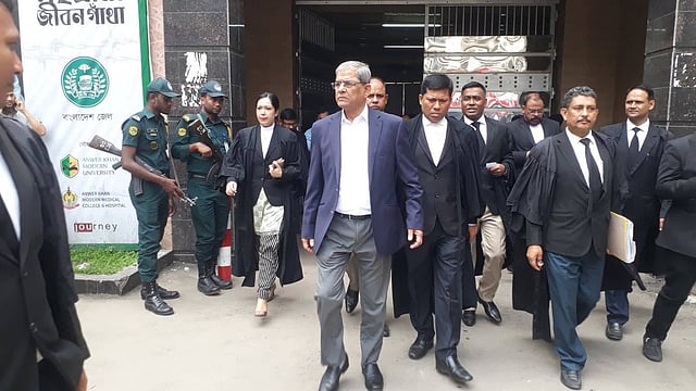 খালেদা জিয়ার মামলার শুনানি শেষে আদালতের সামনে বিএনপির মহাসচিব মির্জা ফখরুল ইসলাম আলমগীর। ছবি: আসাদুজ্জামান