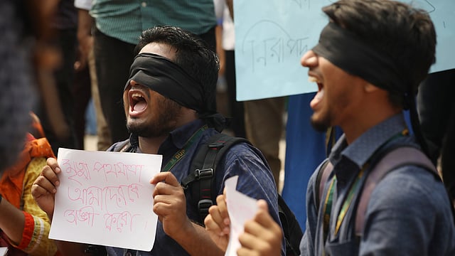 চোখে কালো কাপড় বেঁধে প্রতিবাদ।