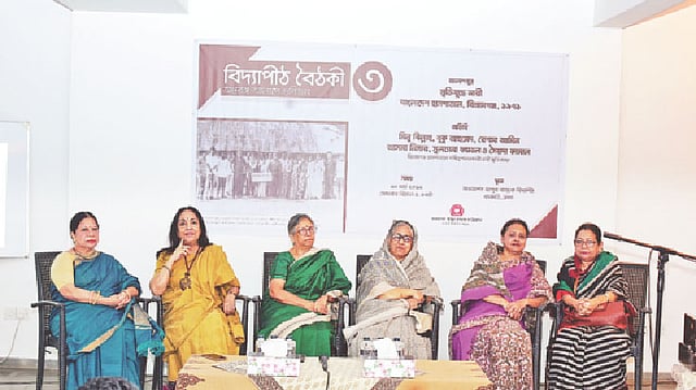 মুক্তিযুদ্ধে নারীদের অবদান নিয়ে বিদ্যাপীঠ বৈঠকিতে (বঁা থেকে­) সাইয়েদা কামাল, মিনু বিল্লাহ, সুলতানা কামাল, আসমা নিসার, রেশমা আমিন ও খুকু আহমেদ।  ছবি: প্রথম আলো