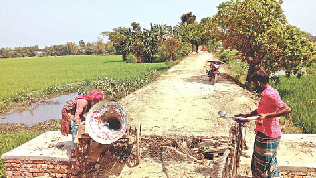 নেত্রকোনার কলমাকান্দায় ভেঙে যাওয়া কালভার্ট।  প্রথম আলো