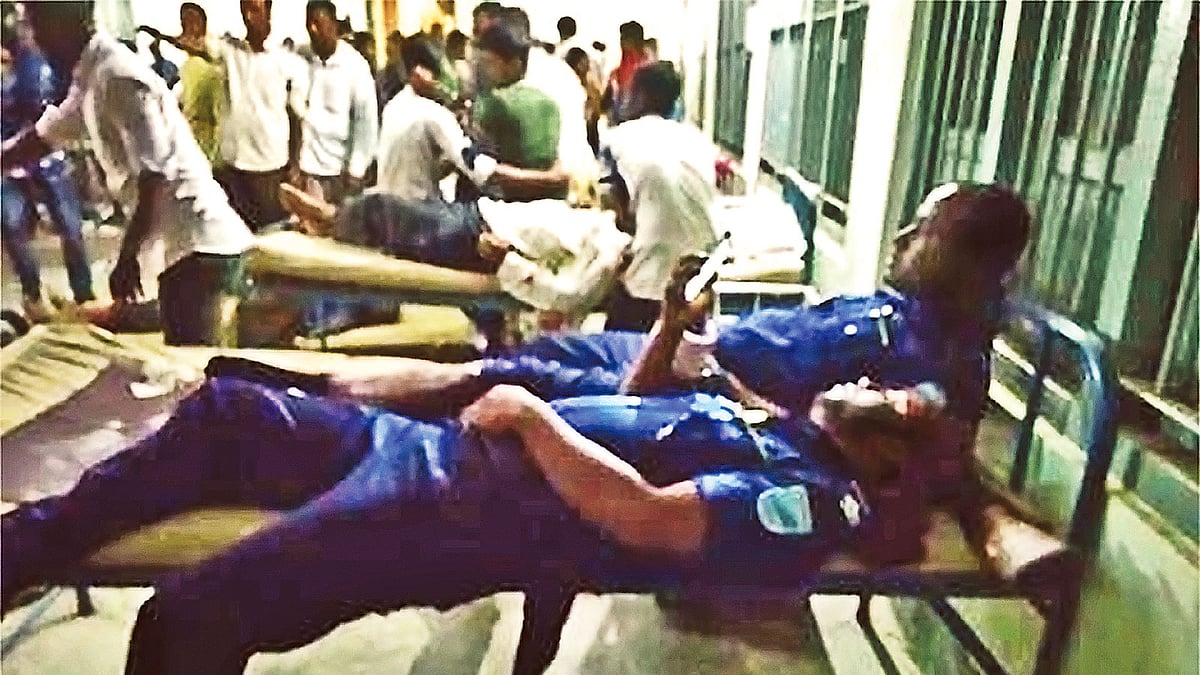 বাঘাইছড়ি স্বাস্থ্য কমপ্লেক্সে চিকিৎসাধীন আহত ব্যক্তিরা। ছবি: সংগৃহীত