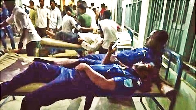 বাঘাইছড়ি স্বাস্থ্য কমপ্লেক্সে চিকিৎসাধীন আহত ব্যক্তিরা।  ছবি: সংগৃহীত