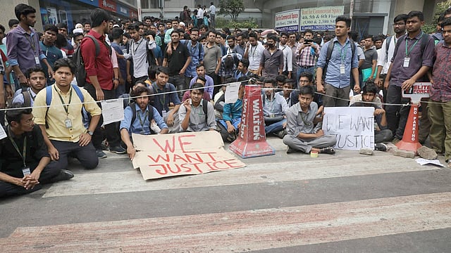 রাস্তার ঠিক এখানেই বাস চাপায় নিহত হন বিইউপির শিক্ষার্থী আবরার আহমেদ চৌধুরী (২০)। সেখানে এখনও রক্তের দাগ। ছবি: আবদুস সালাম