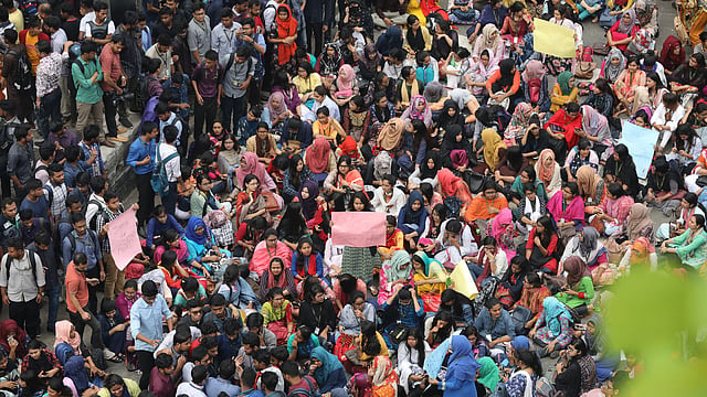 বাসচাপায় বিইউপির শিক্ষার্থী আবরার আহমেদ চৌধুরী নিহত হওয়ার ঘটনায় মঙ্গলবার সন্ধ্যায় অবরোধ তুলে নিয়েছেন বিক্ষোভরত শিক্ষার্থীরা। আগামীকাল বুধবার সকাল থেকে তাঁরা আবার বিক্ষোভ করবেন। ছবি: আবদুস সালাম