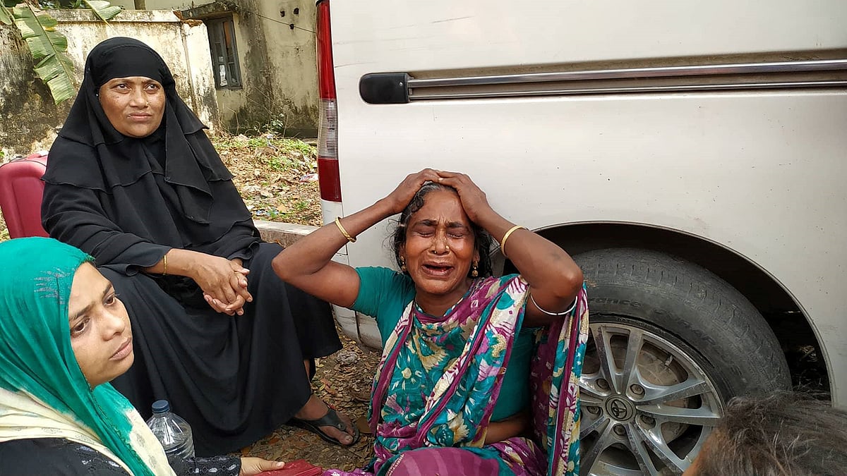 নরসিংদীর রায়পুরার চরাঞ্চলে আধিপত্য বিস্তারকে কেন্দ্র করে সশস্ত্র হামলায় গুলিবিদ্ধ হয়ে দুজন নিহত হয়েছেন। নরসিংদী সদর হাসপাতালে নিহত ইকবালের মায়ের আহাজারি। ছবি: প্রথম আলো