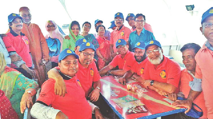 চট্টগ্রাম কলেজের ১৯৭৭ সালের এইচএসসি পরীক্ষার্থীদের নৌবিহারে অংশগ্রহণকারীদের একাংশ। ১৫ মার্চ কর্ণফুলীর মোহনায় প্রমোদতরি ওয়েস্টার্ন ক্রুজে। সংগৃহীত