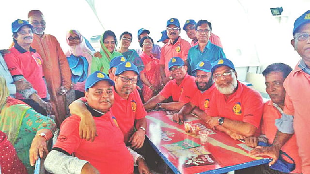 চট্টগ্রাম কলেজের ১৯৭৭ সালের এইচএসসি পরীক্ষার্থীদের নৌবিহারে অংশগ্রহণকারীদের একাংশ। ১৫ মার্চ কর্ণফুলীর মোহনায় প্রমোদতরি ওয়েস্টার্ন ক্রুজে।  সংগৃহীত