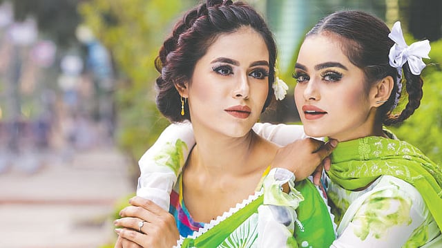 চুল বাঁধায় বেণির চল সব সময়। এই সময়ে এসে বেণিতে যোগ হয়েছে নতুন স্টাইল। মডেল: তানিয়া ও অর্পিতা, সাজ: মিউনি’স ব্রাইডাল, ছবি: কবির হোসেন