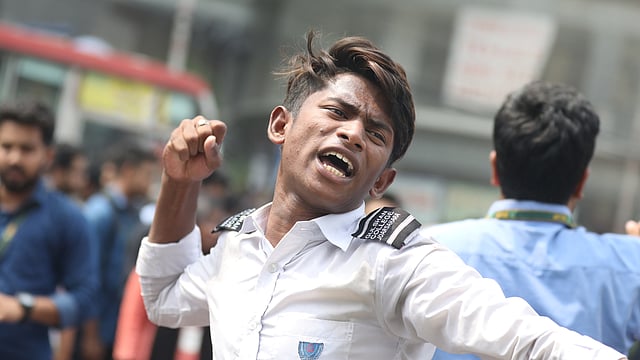 স্লোগানে স্লোগানে উত্তাল ছিল নর্দ্দা এলাকা।
