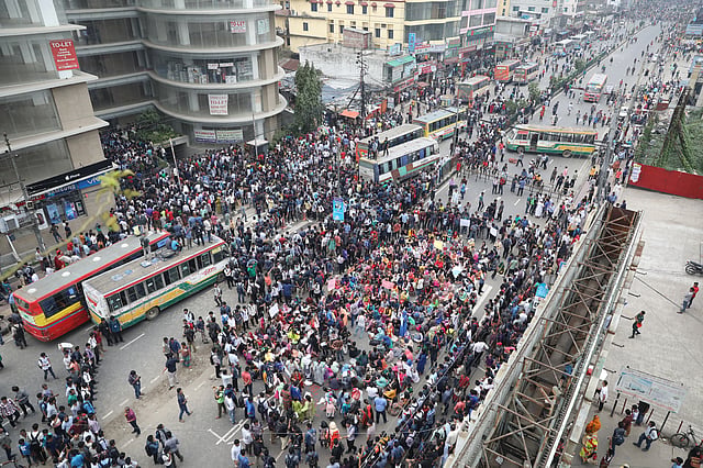 যমুনা ফিউচার পার্কের সামনের সড়কে অবস্থান নিয়েছেন বিক্ষুব্ধ শিক্ষার্থীরা।