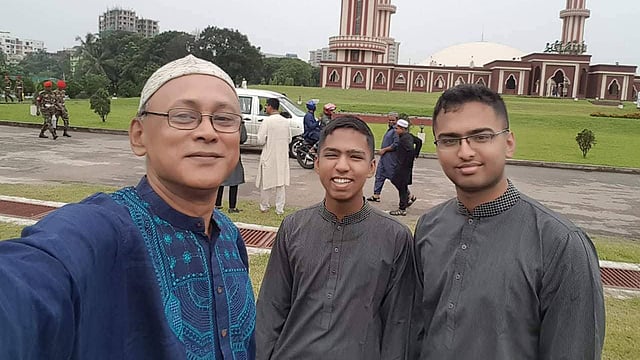 বাবা ও ভাইয়ের সঙ্গে আবরার (ডানে)। ছবি: ফেসবুক থেকে নেওয়া