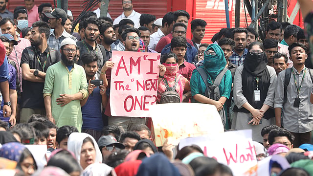 বিক্ষুব্ধ শিক্ষার্থীদের হাতে প্ল্যাকার্ড।