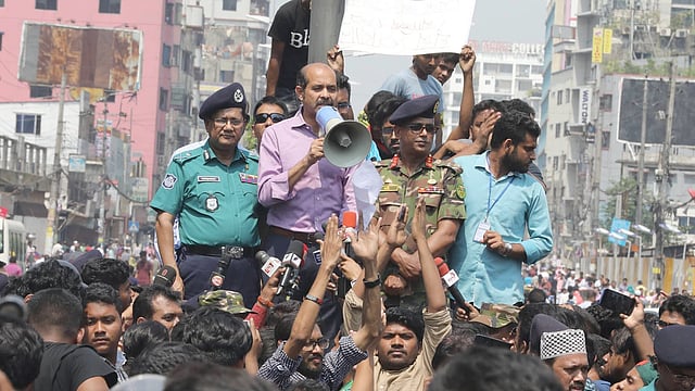 শিক্ষার্থীদের মাঝে মেয়র আতিকুল ইসলাম। সঙ্গে ডিএমপির কমিশনার আছাদুজ্জামান মিয়াসহ অন্যরা। ছবি: আবদুস সালাম